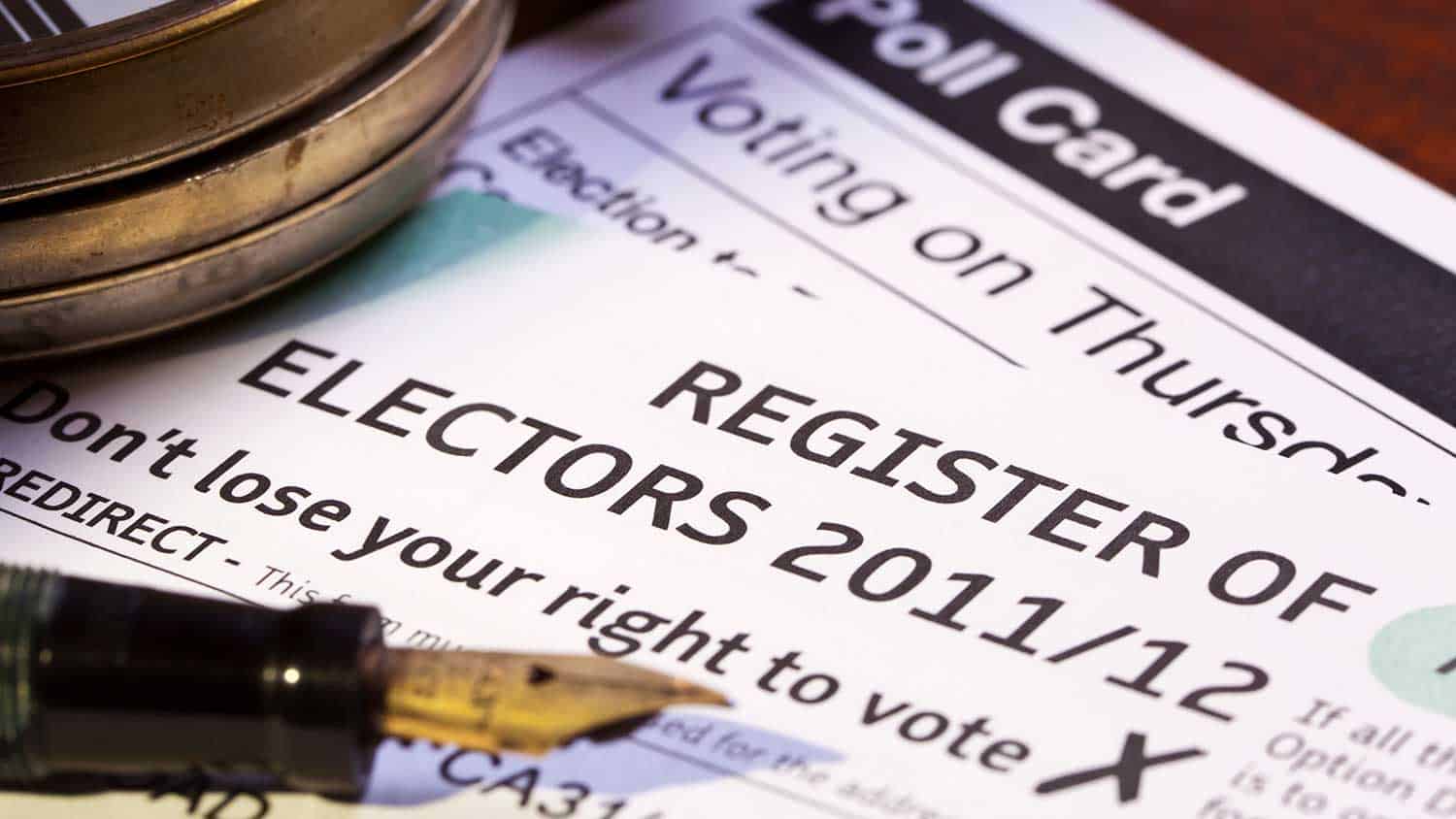 Picture of the register of electors and a fountain pen laying next to it