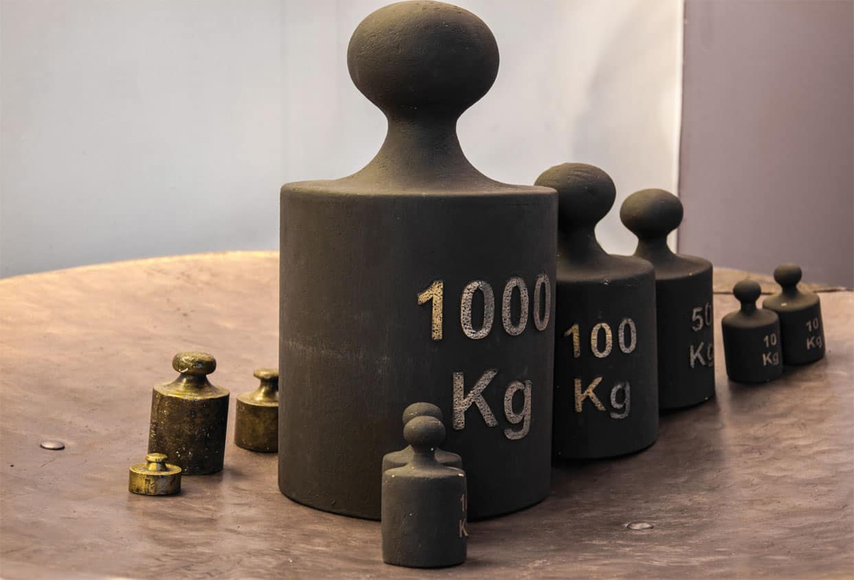 A set of large weights ranging from 1000kg to 10kg