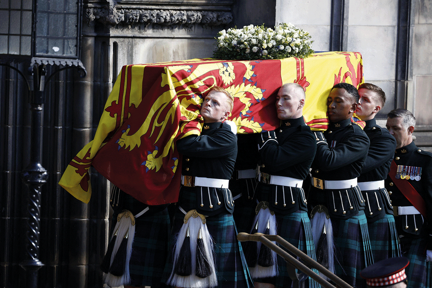 Guards carrying Queen's Elizabeth coffin