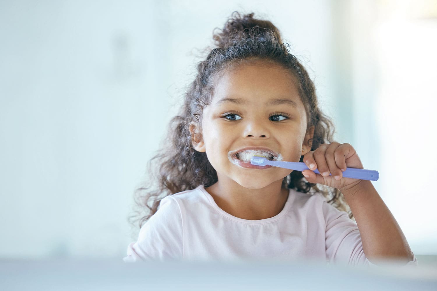 photo young girl cleaning her teeth